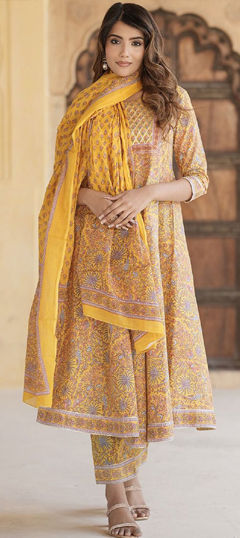 Yellow color Salwar Kameez in Cotton fabric with Floral, Printed work