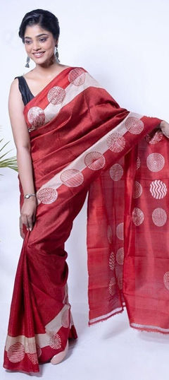 Red and Maroon color Saree in Cotton fabric with Digital Print work