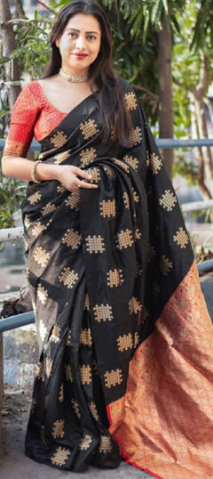 Black and Grey color Saree in Silk fabric with Weaving work