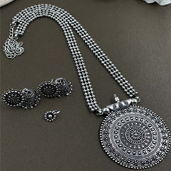 Silver Rodium Polish Silver color Pendant in Metal Alloy studded with Beads