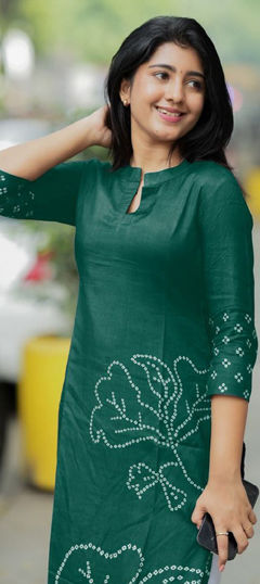 Green color Kurti in Cotton fabric with Bandhej, Printed work