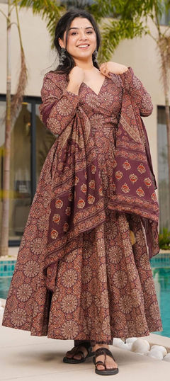 Red and Maroon color Salwar Kameez in Cotton fabric with Digital Print, Floral work