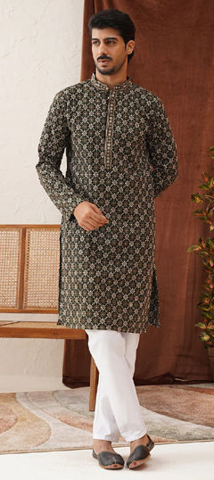 Green color Kurta Pyjamas in Rayon fabric with Embroidered, Thread work