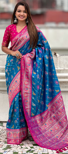 Green color Saree in Patola Silk, Silk fabric with Weaving work