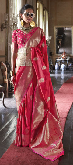Pink and Majenta color Saree in Handloom fabric with Weaving work