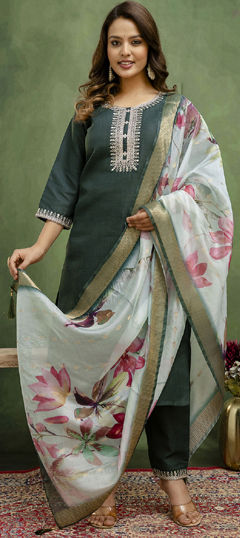 Green color Salwar Kameez in Blended Cotton fabric with Embroidered work