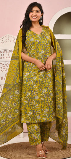 Green color Salwar Kameez in Cotton fabric with Floral, Printed work