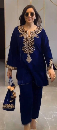 Green color Salwar Kameez in Velvet, Viscose fabric with Embroidered, Sequence work