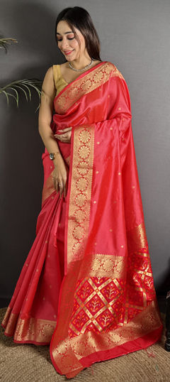 Pink and Majenta color Saree in Banarasi Silk fabric with Weaving work