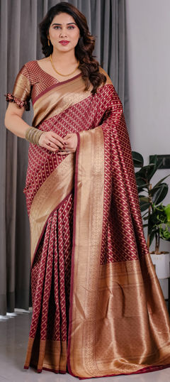 Red and Maroon color Saree in Jacquard fabric with Weaving work