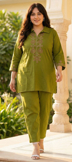 Green color Co-ords Set in Cotton Flex fabric with Embroidered, Resham, Thread work