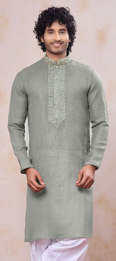 Green color Kurta in Cotton fabric with Embroidered work