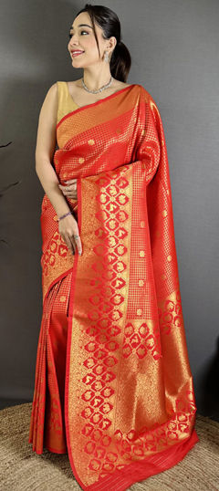 Red and Maroon color Saree in Banarasi Silk fabric with Weaving work
