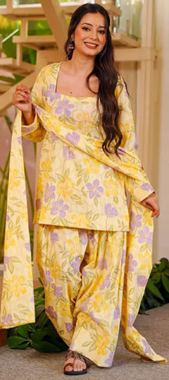Yellow color Salwar Kameez in Cotton fabric with Digital Print, Floral work