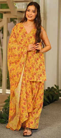 Yellow color Salwar Kameez in Cotton fabric with Digital Print, Floral work