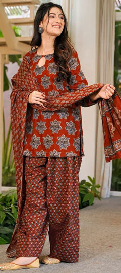 Red and Maroon color Salwar Kameez in Cotton fabric with Digital Print, Floral work