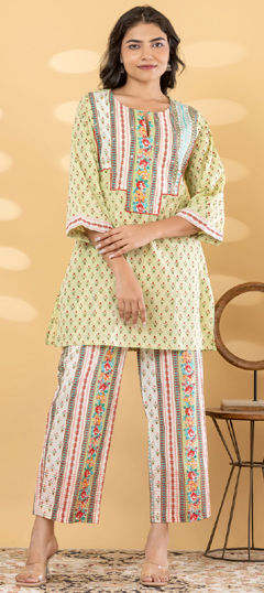 Green color Salwar Kameez in Cotton fabric with Floral, Printed work