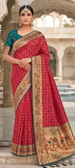 Pink and Majenta color Saree in Banarasi Silk fabric with Weaving work