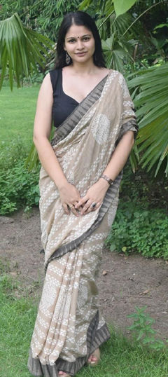 Beige and Brown color Saree in Linen fabric with Printed work