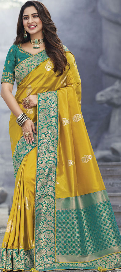 Gossamer Dark Green Soft Silk Saree With Comely Blouse Piece –  LajreeDesigner