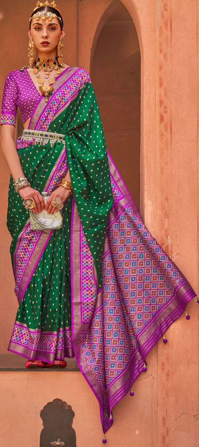 Peacock Green Woven Pure Traditional Paithani Silk Saree –  zarikaariindia.com