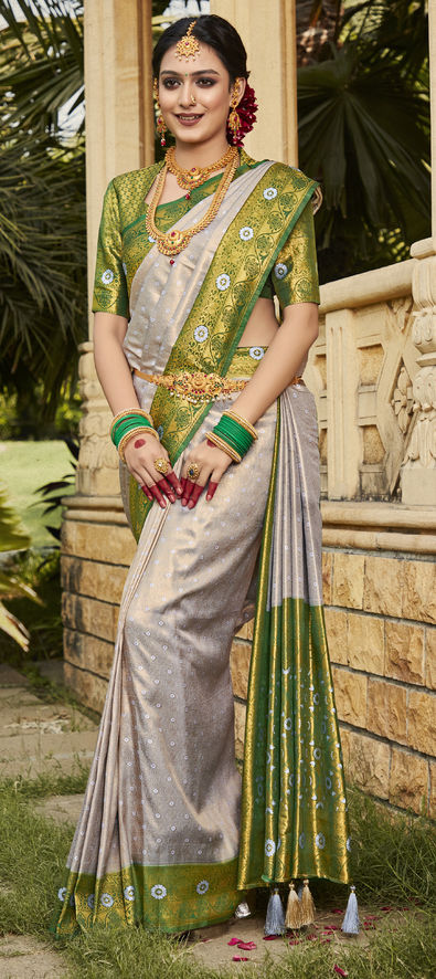 Gold Beige Silk Saree With Silver Malli Moggu And Paisley Patterns In –  Kumaran Silks