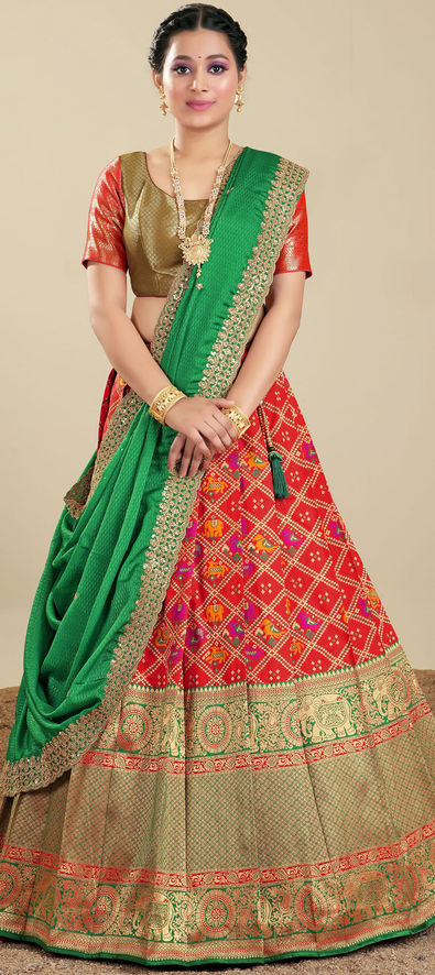 Gajari Pink Heavy Embroidered Banarasi Silk Flared Bridal Lehenga Choli at  Rs 25000.00 | Embroidered Bridal Lehengas | ID: 26591379688